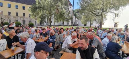 praznovanje na samostanskem dvorišču